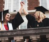 Zwei Frauen die bei einer Ausbildungsabschlussfeier high five abklatschen als Symbolbild fuer das Training: Nutanix Advanced Administration and Performance Management (AAPM) v6.10