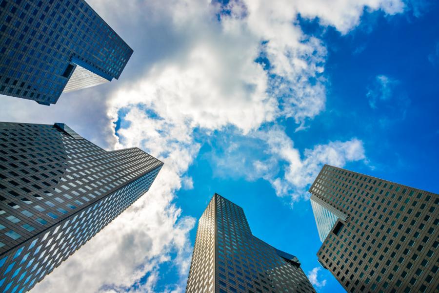 Blick vom Boden in den Himmel mit Wolkenkratzer als Symbolbild fuer das Training: Nutanix Enterprise Cloud Administration (ECA) v7.5 online DE